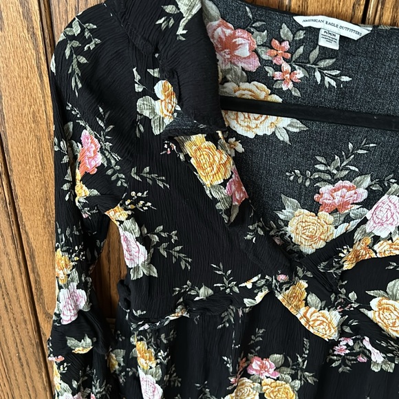 American Eagle | Black Floral Print Ruffle Bell Sleeve Popover V Neck Top Medium - Picture 4 of 5